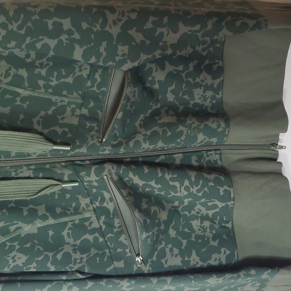 Cabi Camo Marathon Jacket Size Large Oversized Hood Thumbholes Like New - Picture 3 of 12